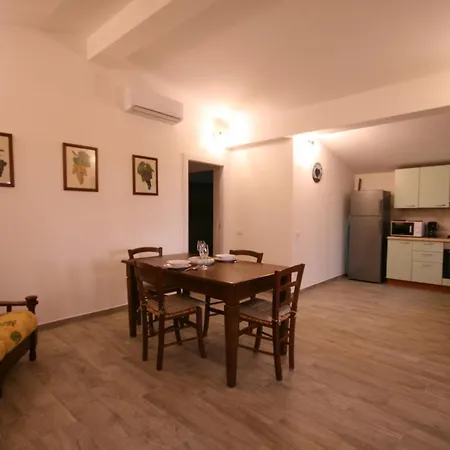 Casetta Sulla Bolgherese Immersa Nel