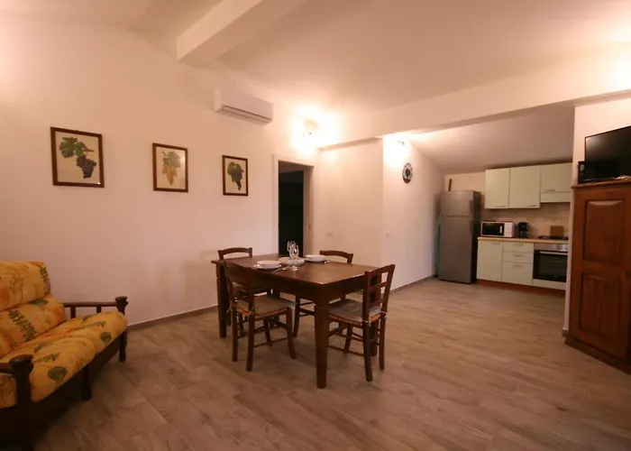 Casetta Sulla Bolgherese Immersa Nel